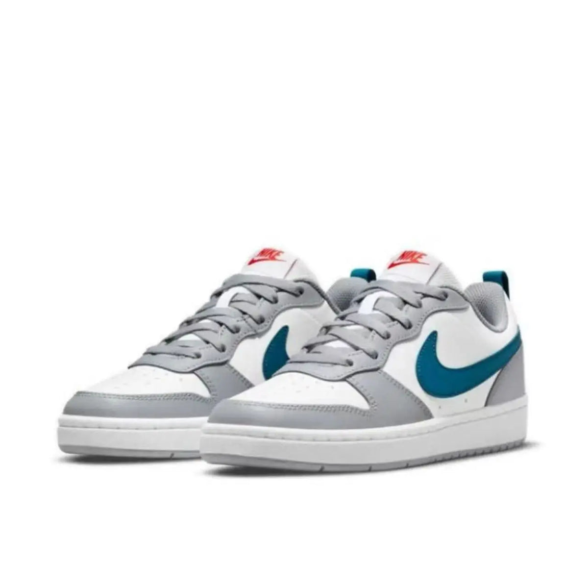 Sneakers Nike con colori a blocchi: bianco, grigio e blu lago – modello classico con grande logo a forma di S e suola piatta, versatili e di tendenza, BQ5448-117.