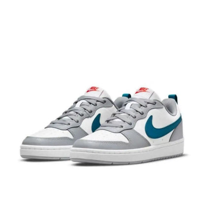 Sneakers Nike con colori a blocchi: bianco, grigio e blu lago – modello classico con grande logo a forma di S e suola piatta, versatili e di tendenza, BQ5448-117.