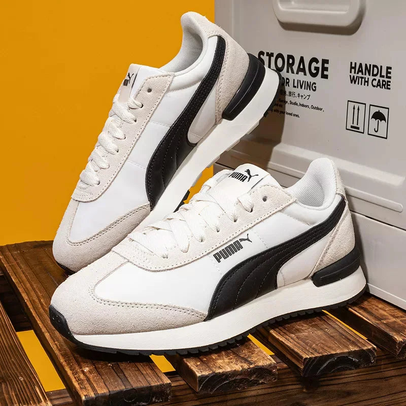 PUMA Sneakers casual antiscivolo leggere con cuciture in pelle scamosciata retrò bianco sporco e nero 399250-01