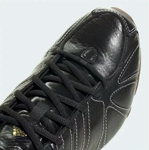 Sneakers vintage alla moda Adidas Retro con motivo a conchiglia, nere con cuciture bianche e suola in gomma IH1654