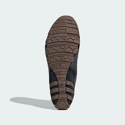 Sneakers vintage alla moda Adidas Retro con motivo a conchiglia, nere con cuciture bianche e suola in gomma IH1654