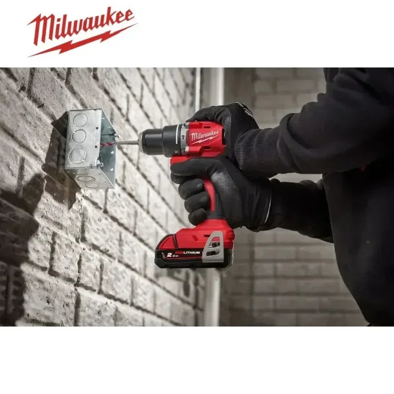 Trapano a percussione compatto Milwaukee M18 con motore brushless, leggero e ad alta potenza, ideale per la foratura quotidiana di metallo e legno