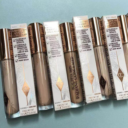 Correttore illuminante Honey di Charlotte Tilbury, alla moda e molto richiesto, che copre le imperfezioni e le occhiaie.