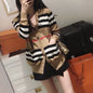 Cardigan a maglia a righe, ideale per l’autunno e l’inverno, con scollo a V, maniche lunghe, bottoni e tasche, modello casual e ampio, da indossare come cappotto.