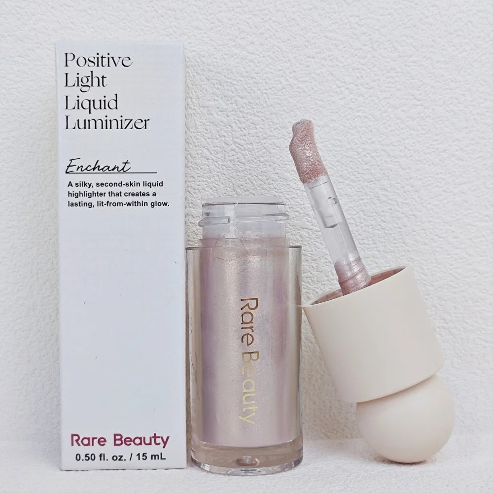 Rare Beauty Illuminante Innovativo Effetto Seta Leggera, Resistente all'Acqua, a Lunga Durata, Anti-Trasferimento e Anti-Sbavatura, Cosmetico per il Trucco