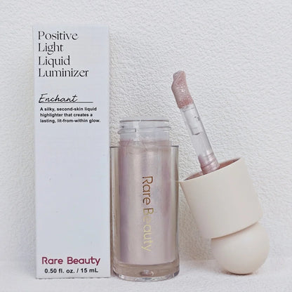 Rare Beauty Illuminante Innovativo Effetto Seta Leggera, Resistente all'Acqua, a Lunga Durata, Anti-Trasferimento e Anti-Sbavatura, Cosmetico per il Trucco