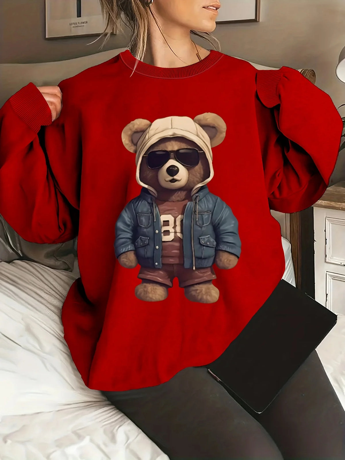 Maglione da donna, ideale per l’autunno e l’inverno, dal taglio ampio e confortevole, con stampa a motivi felini, scollo rotondo e maniche lunghe.
