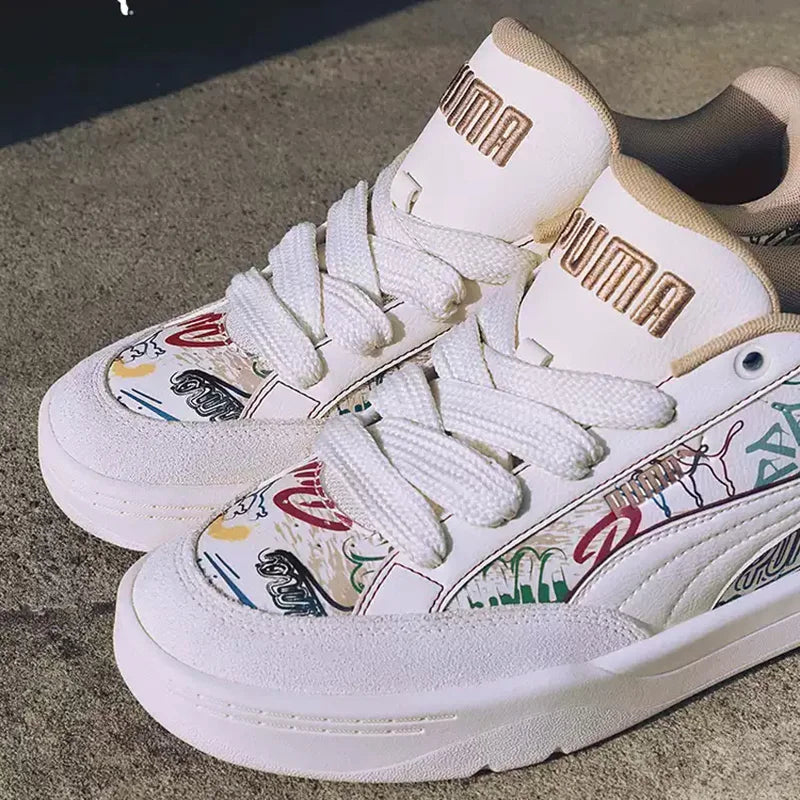 PUMA Scarpe da skate casual alla moda con suola spessa e cuciture in pelle scamosciata con stampa graffiti bianco sporco 405258-02