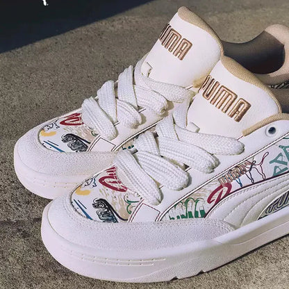 PUMA Scarpe da skate casual alla moda con suola spessa e cuciture in pelle scamosciata con stampa graffiti bianco sporco 405258-02