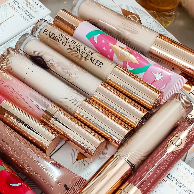 Correttore multi-effetto del marchio Charlotte Tilbury Honey Brightening in The Face che copre le macchie e copre le occhiaie sotto gli occhi