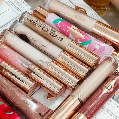 Correttore multi-effetto del marchio Charlotte Tilbury Honey Brightening in The Face che copre le macchie e copre le occhiaie sotto gli occhi