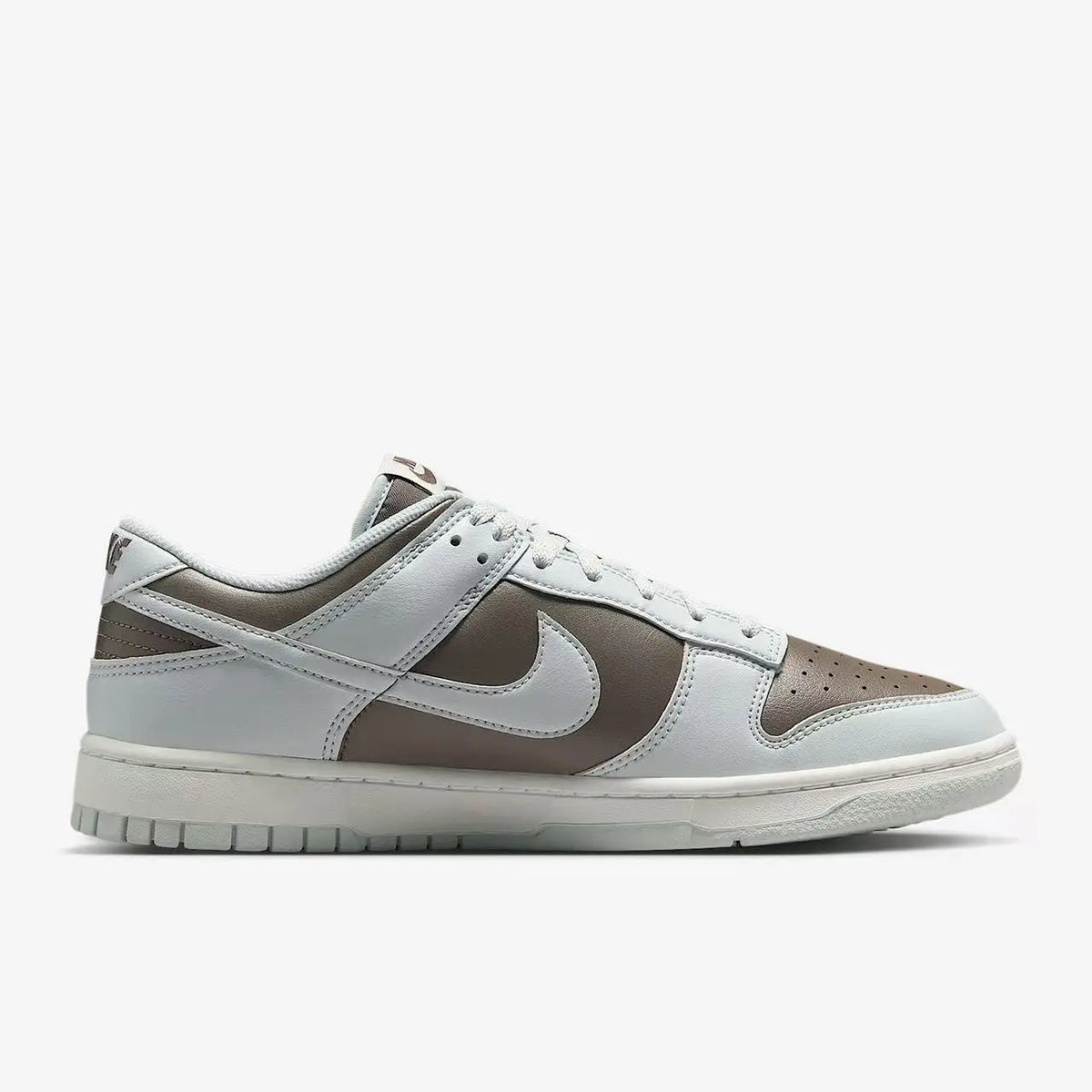 Sneakers basse Nike bianche e grigio chiaro con dettagli rosa menta, pannelli in rete per una maggiore traspirabilità, modello casual alla moda DX6060-121