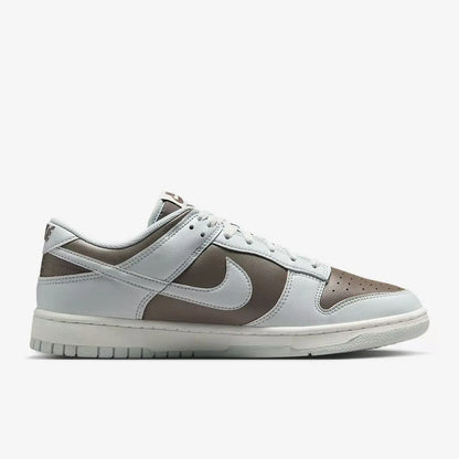 Sneakers basse Nike bianche e grigio chiaro con dettagli rosa menta, pannelli in rete per una maggiore traspirabilità, modello casual alla moda DX6060-121