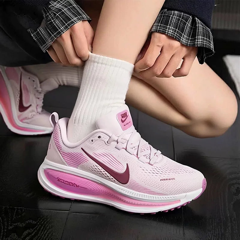 Scarpe Sportive da Donna Nike VOMERO18, Scarpe da Corsa Casual Ammortizzate ed Elastiche Traspiranti HM6804-500