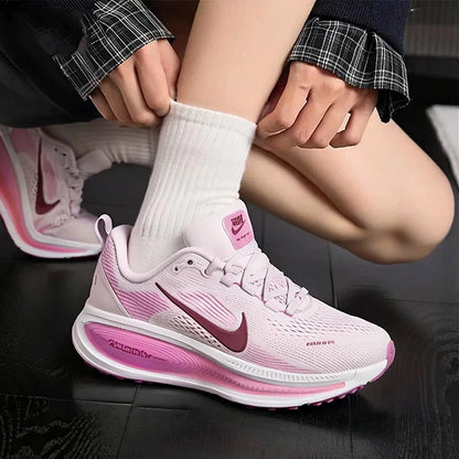 Scarpe Sportive da Donna Nike VOMERO18, Scarpe da Corsa Casual Ammortizzate ed Elastiche Traspiranti HM6804-500