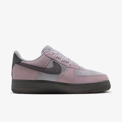 Sneakers Nike Air Force 1 con design a blocchi di colore, tomaia grigio-viola, suola spessa nera, modello di tendenza IZ6168-001