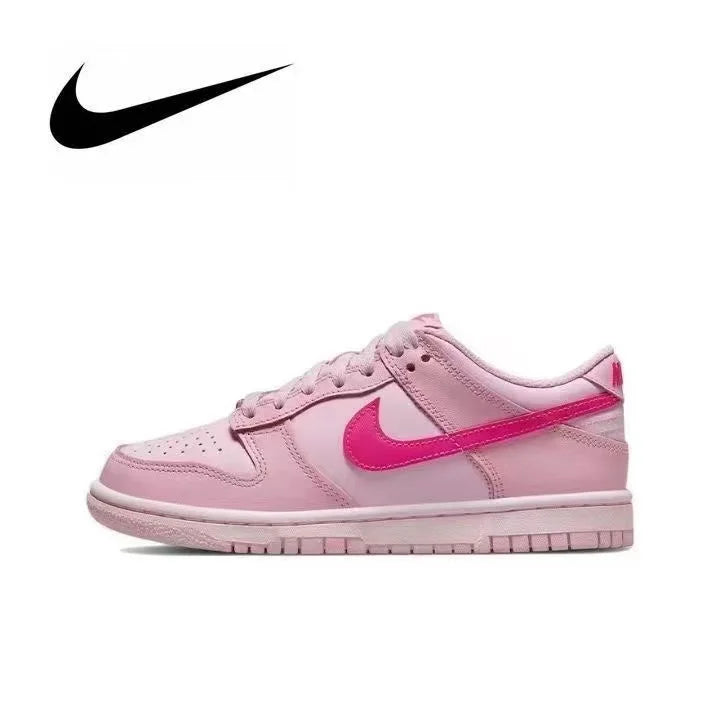 Sneakers Nike Low-Top, modello retro, casual, sportivo e alla moda, con colori a blocchi bianco, marrone e viola, e logo Flash Swoosh, IB5691-100.