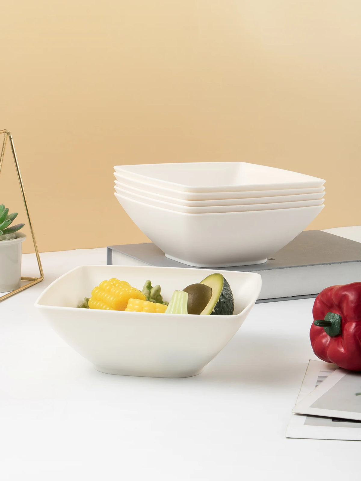 Set di posate quadrato color bianco sporco da 8 pezzi, composto da un piatto quadrato, una ciotola quadrata, una tazza, un coltello, una forchetta, un cucchiaio e una scatola per posate—per l'uso quotidiano.