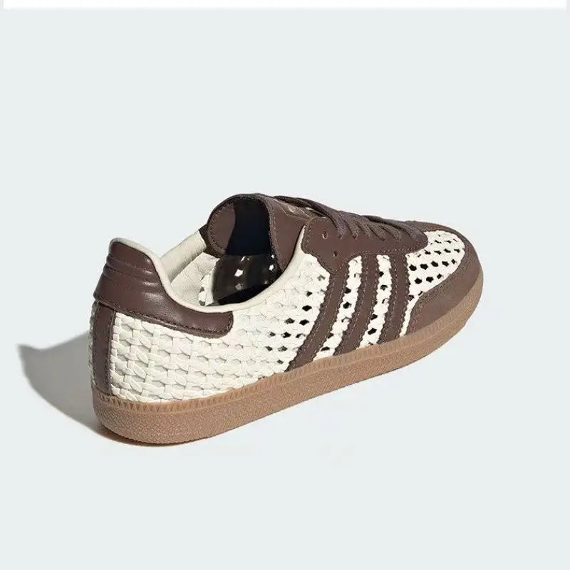 Scarpe da allenamento in tessuto a rete della linea adidas Originals, in stile retrò, nei colori bianco sporco e marrone, con suola in gomma e design a punta a T, scarpe da ginnastica casual traspiranti, modello IH9373.