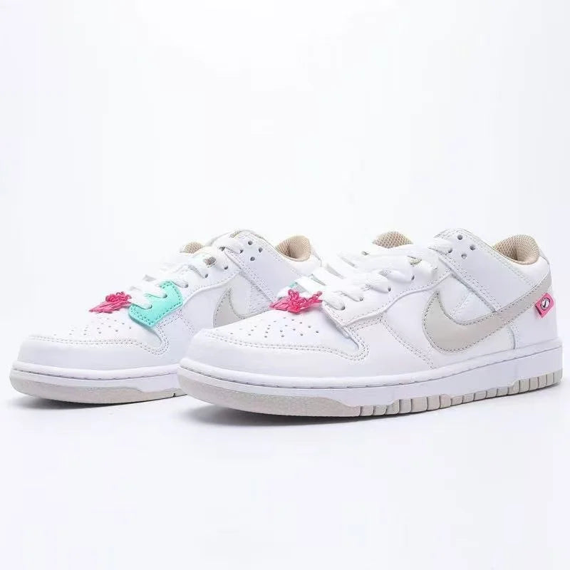 Sneakers basse Nike bianche e grigio chiaro con dettagli rosa menta, pannelli in rete per una maggiore traspirabilità, modello casual alla moda DX6060-121