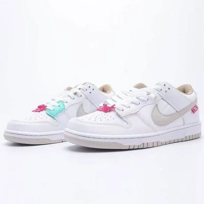 Sneakers basse Nike bianche e grigio chiaro con dettagli rosa menta, pannelli in rete per una maggiore traspirabilità, modello casual alla moda DX6060-121