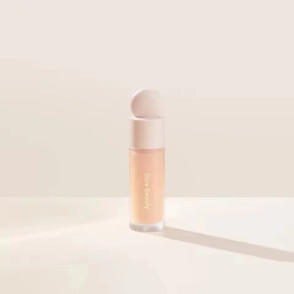 Rare Beauty, illuminante in polvere a effetto «soft pinch», per un aspetto naturale e luminoso, ideale per il trucco del viso, con una lunga durata, perfetto per l’uso quotidiano e per le feste.