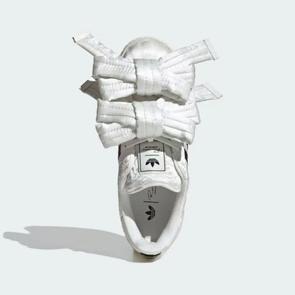 Sneakers bianche vintage Adidas Shell Toe con grande fiocco in raso jacquard goffrato, scarpe casual alla moda JR7977