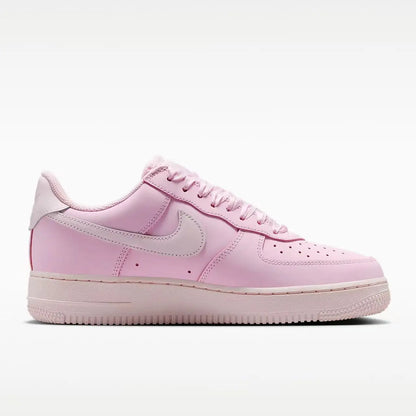 Nike Air Force 1, scarpe da ginnastica basse, interamente rosa, con tomaia in morbido tessuto rosa fiori di ciliegio, scarpe casual versatili, modello IR0871-600.