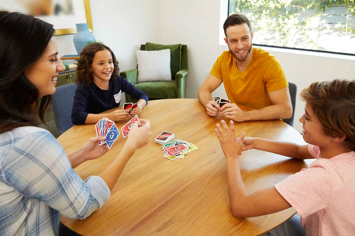 Mattel Games, gioco di carte Uno, per bambini dai 7 anni in su, da 2 a 10 giocatori.