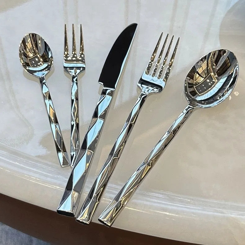 Set di posate in acciaio inossidabile con finitura a taglio diamantato di alta qualità, coltello, forchetta e cucchiaio per bistecche con manico rinforzato, posate occidentali di lusso per uso domestico e alberghiero