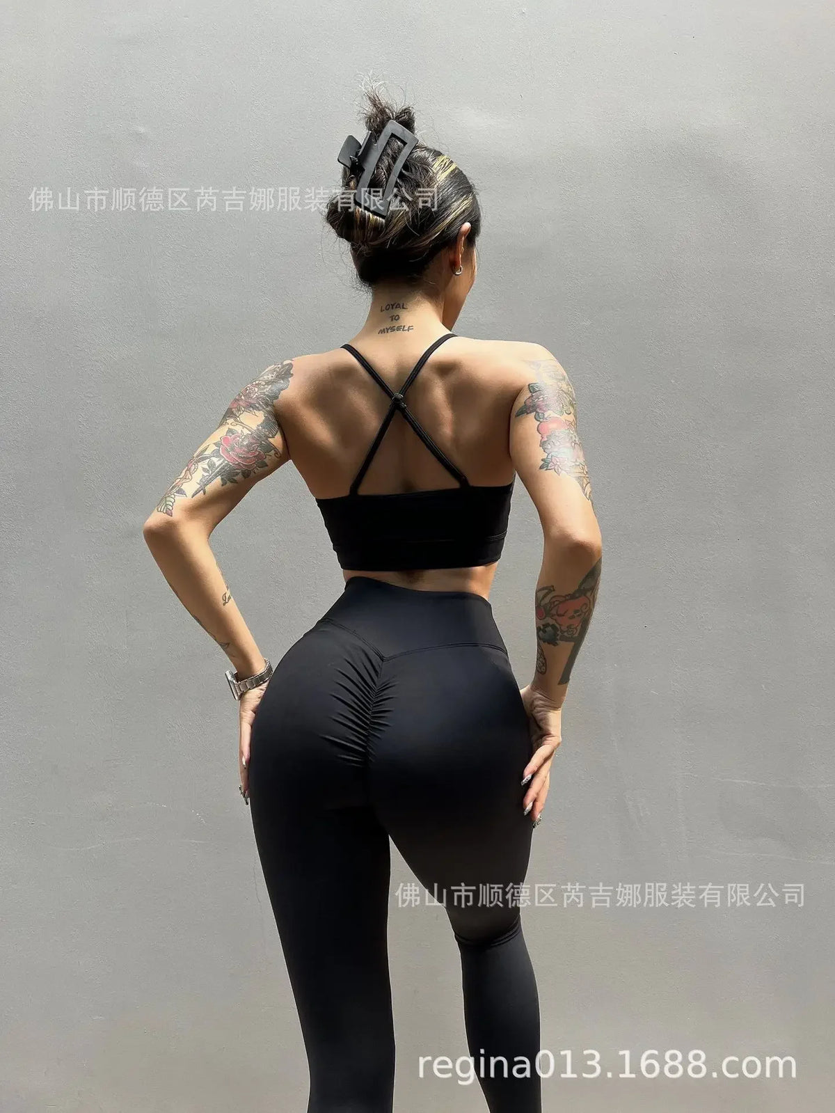 Reggiseno sportivo leggero a V profonda e sexy, pantaloni yoga a vita alta modellanti e scollati da donna