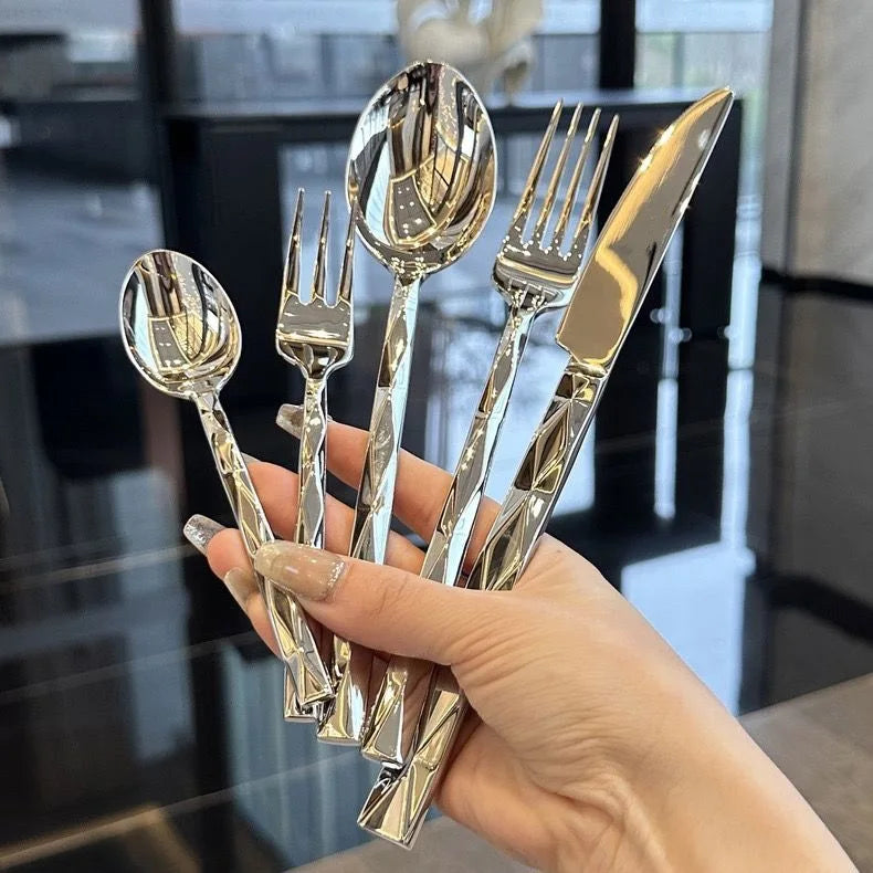 Set di posate in acciaio inossidabile con finitura a taglio diamantato di alta qualità, coltello, forchetta e cucchiaio per bistecche con manico rinforzato, posate occidentali di lusso per uso domestico e alberghiero