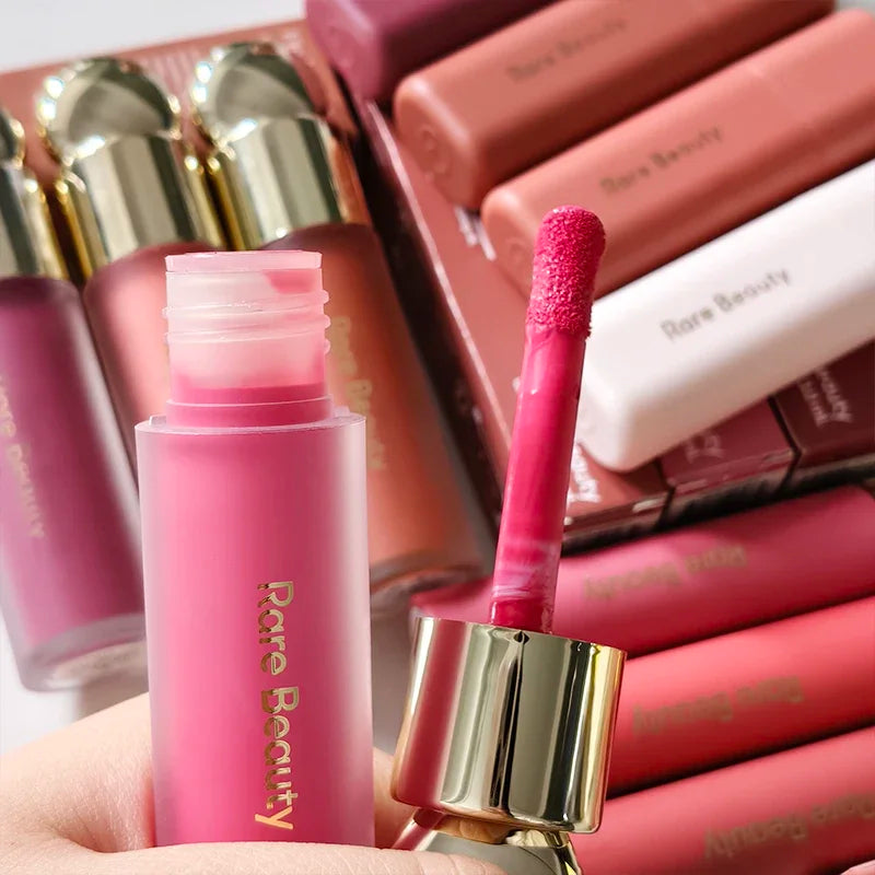Balsamo per labbra multicolore in stick, blush liquido in polvere, linea di cosmetici Rare Beauty, Believe Happy Bliss, a lunga tenuta, facile da applicare, per un trucco impeccabile.
