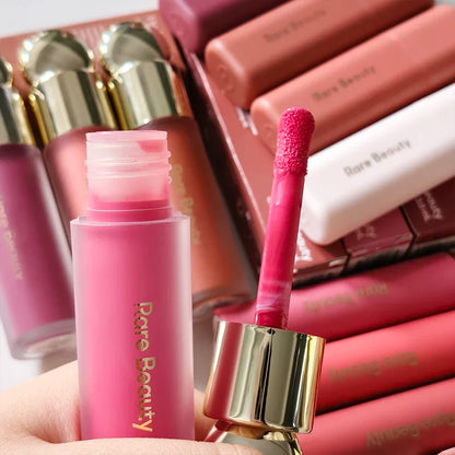 Balsamo per labbra multicolore in stick, blush liquido in polvere, linea di cosmetici Rare Beauty, Believe Happy Bliss, a lunga tenuta, facile da applicare, per un trucco impeccabile.
