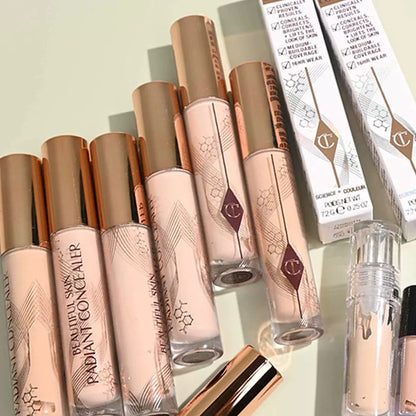 Correttore illuminante Honey di Charlotte Tilbury, alla moda e molto richiesto, che copre le imperfezioni e le occhiaie.