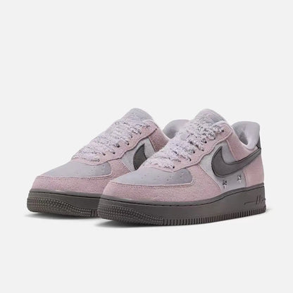 Sneakers Nike Air Force 1 con design a blocchi di colore, tomaia grigio-viola, suola spessa nera, modello di tendenza IZ6168-001