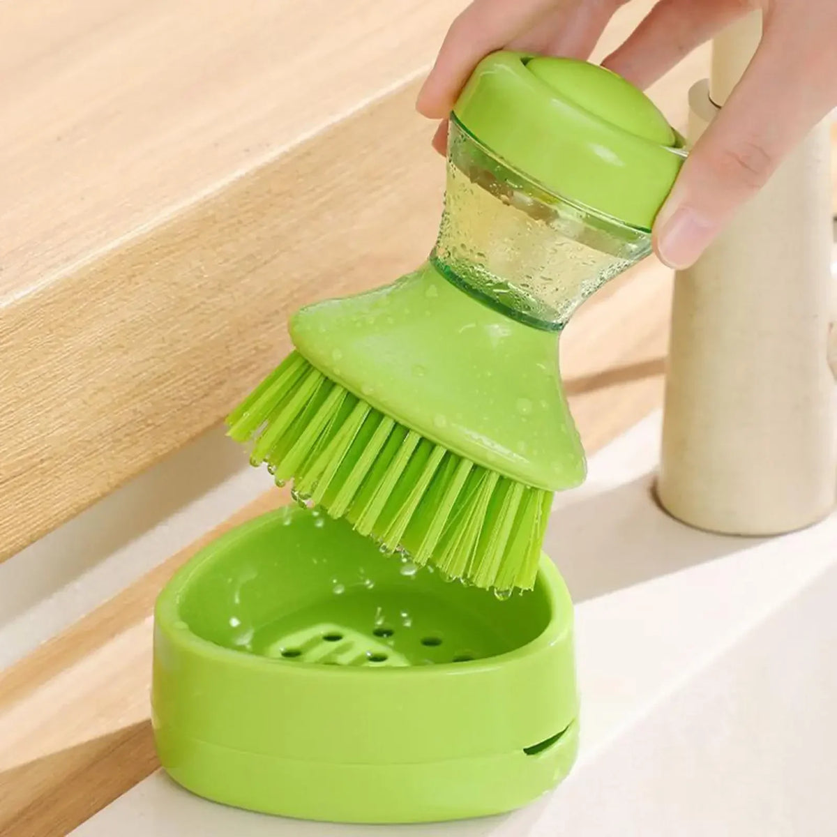Spazzola per piatti con erogatore di sapone 2 in 1, dotata di spazzola integrata per la pulizia di pentole, padelle e lavelli, fornita con supporto da parete, strumento per la pulizia della cucina.