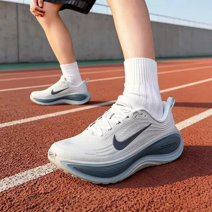 Scarpe da uomo Nike VOMERO PLUS - Scarpe da corsa su strada per allenamento Soft Flex, Numero modello: HV8150-111
