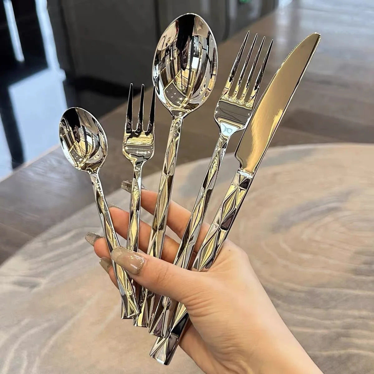 Set di posate in acciaio inossidabile con finitura a taglio diamantato di alta qualità, coltello, forchetta e cucchiaio per bistecche con manico rinforzato, posate occidentali di lusso per uso domestico e alberghiero