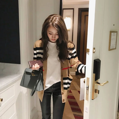 Cardigan a maglia a righe, ideale per l’autunno e l’inverno, con scollo a V, maniche lunghe, bottoni e tasche, modello casual e ampio, da indossare come cappotto.