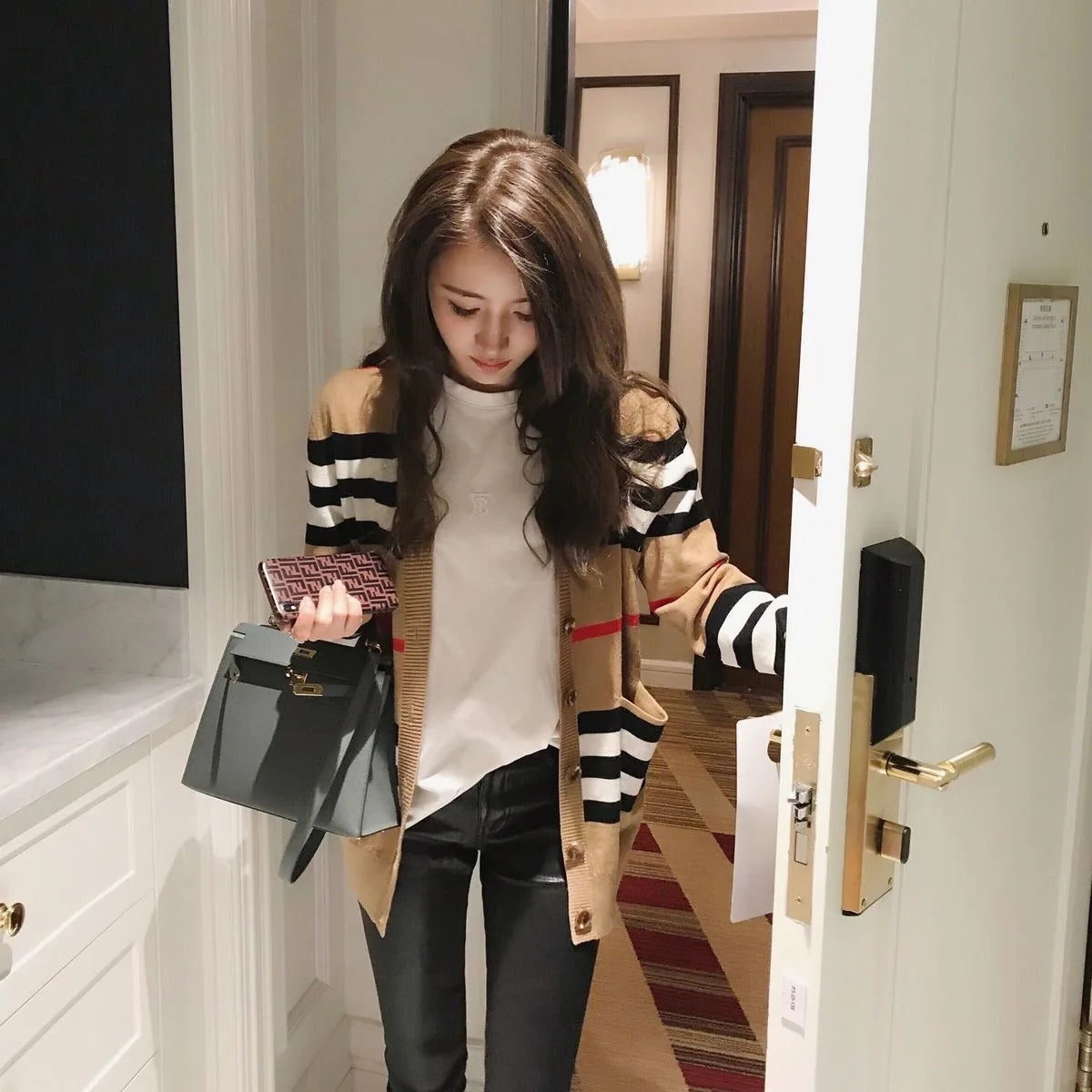 Cardigan a maglia a righe, ideale per l’autunno e l’inverno, con scollo a V, maniche lunghe, bottoni e tasche, modello casual e ampio, da indossare come cappotto.