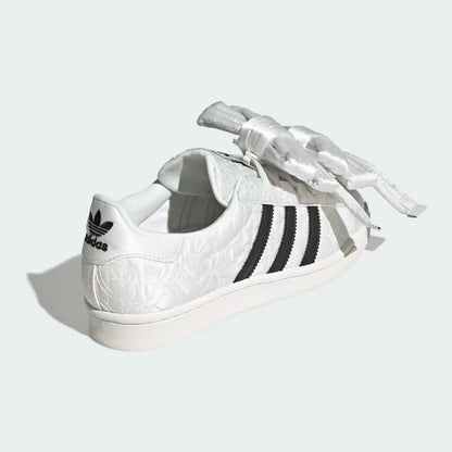 Sneakers bianche vintage Adidas Shell Toe con grande fiocco in raso jacquard goffrato, scarpe casual alla moda JR7977