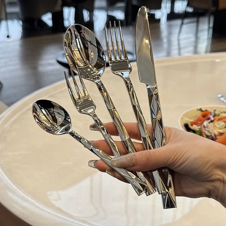 Set di posate in acciaio inossidabile con finitura a taglio diamantato di alta qualità, coltello, forchetta e cucchiaio per bistecche con manico rinforzato, posate occidentali di lusso per uso domestico e alberghiero