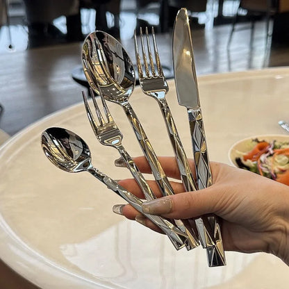 Set di posate in acciaio inossidabile con finitura a taglio diamantato di alta qualità, coltello, forchetta e cucchiaio per bistecche con manico rinforzato, posate occidentali di lusso per uso domestico e alberghiero