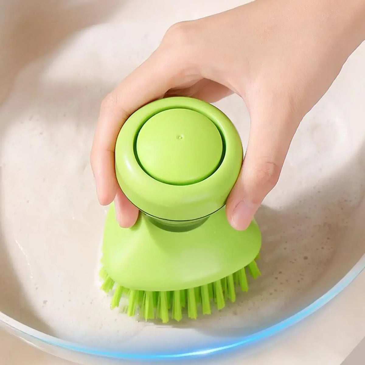 Spazzola per piatti con erogatore di sapone 2 in 1, dotata di spazzola integrata per la pulizia di pentole, padelle e lavelli, fornita con supporto da parete, strumento per la pulizia della cucina.