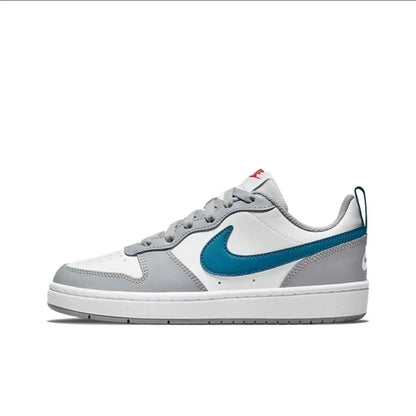 Sneakers Nike con colori a blocchi: bianco, grigio e blu lago – modello classico con grande logo a forma di S e suola piatta, versatili e di tendenza, BQ5448-117.