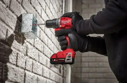 Trapano a percussione compatto Milwaukee M18, 100% senza spazzole, motore leggero ad alta potenza, ideale per la foratura quotidiana di metallo e legno.