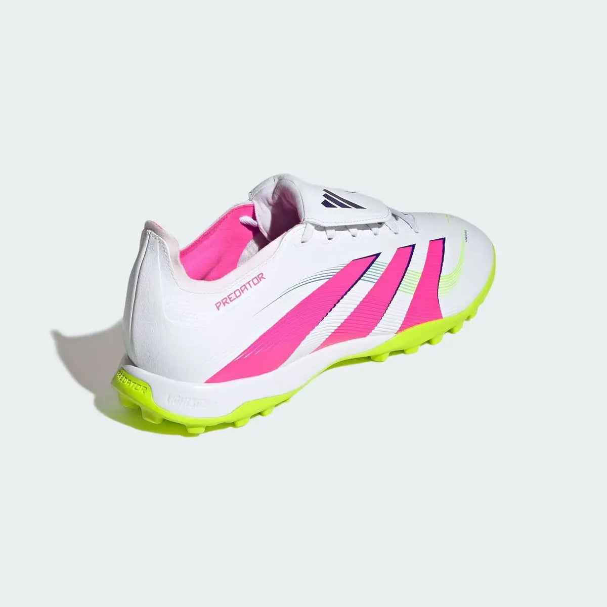 Scarpe da calcio Adidas Falcon con linguetta pieghevole, bianche e rosa, per campi in erba sintetica, modello JS0385.