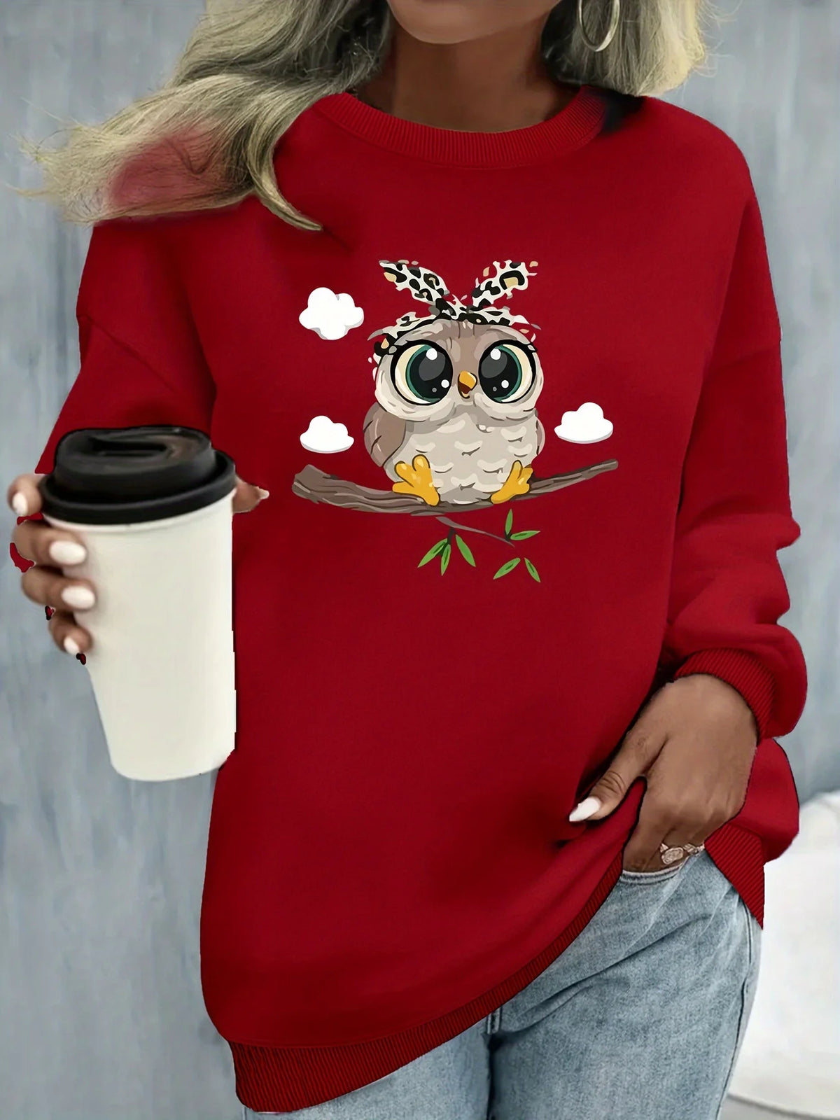 Maglione da donna, ideale per l’autunno e l’inverno, dal taglio ampio e confortevole, con stampa a motivi felini, scollo rotondo e maniche lunghe.