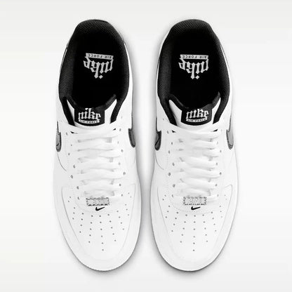 Sneakers basse Nike Air Force 1, modello classico, in bianco e nero, con texture, versatili e adatte a un look casual, HF2898-101.